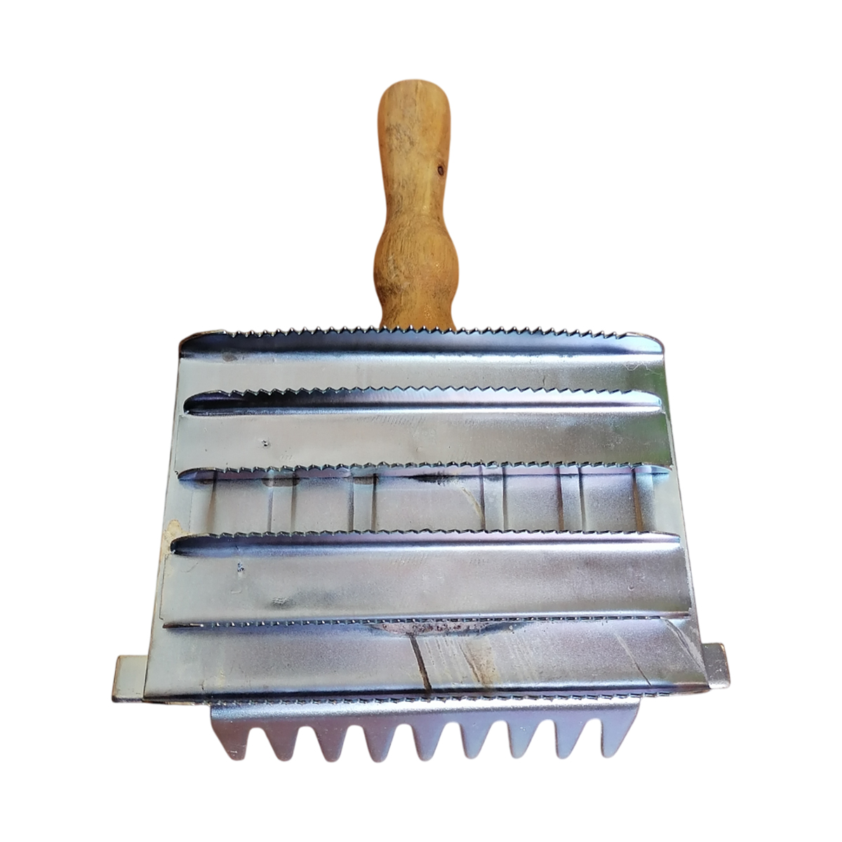 Скребница металлическая крупнозубчатая с деревянной ручкой и гребнем Скребница металлическая крупнозубчатая с деревянной ручкой и гребнем